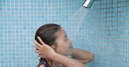 三人冷水澡,共度清凉夏日时光